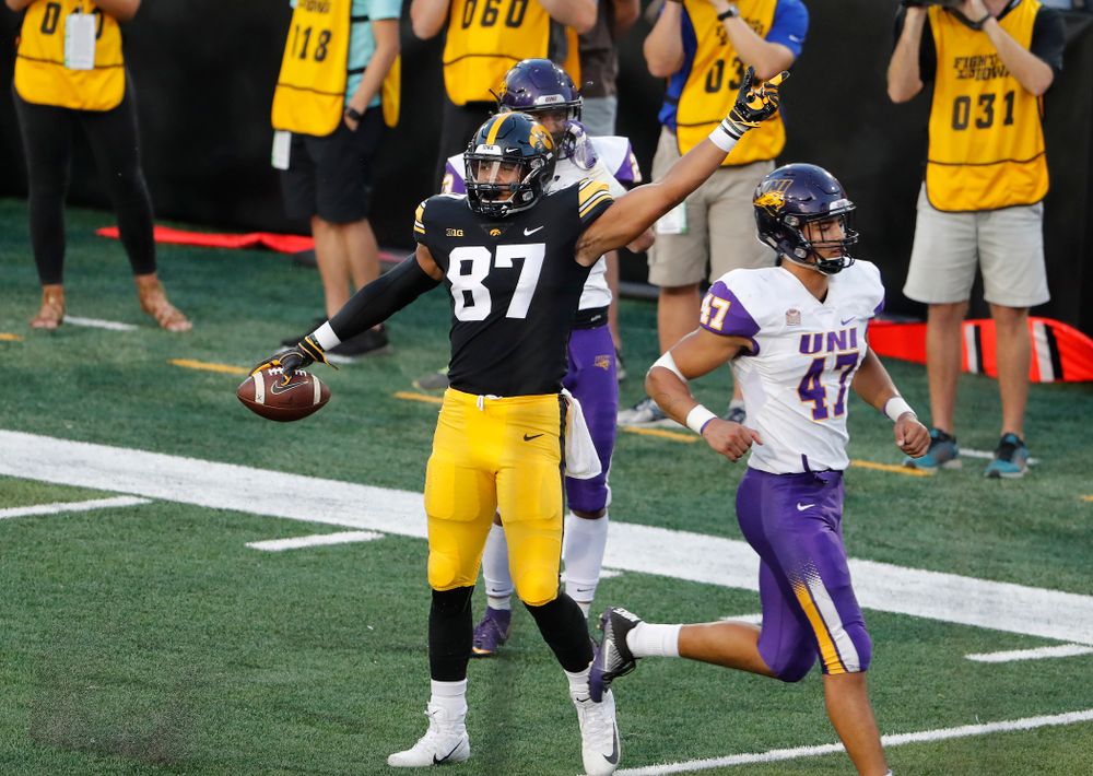 Iowa Hawkeyes tight end Noah Fant (87) picks up a first down against the Northern Iowa Panthers Saturday, September 15, 2018 at Kinnick Stadium. (Brian Ray/hawkeyesports.com)