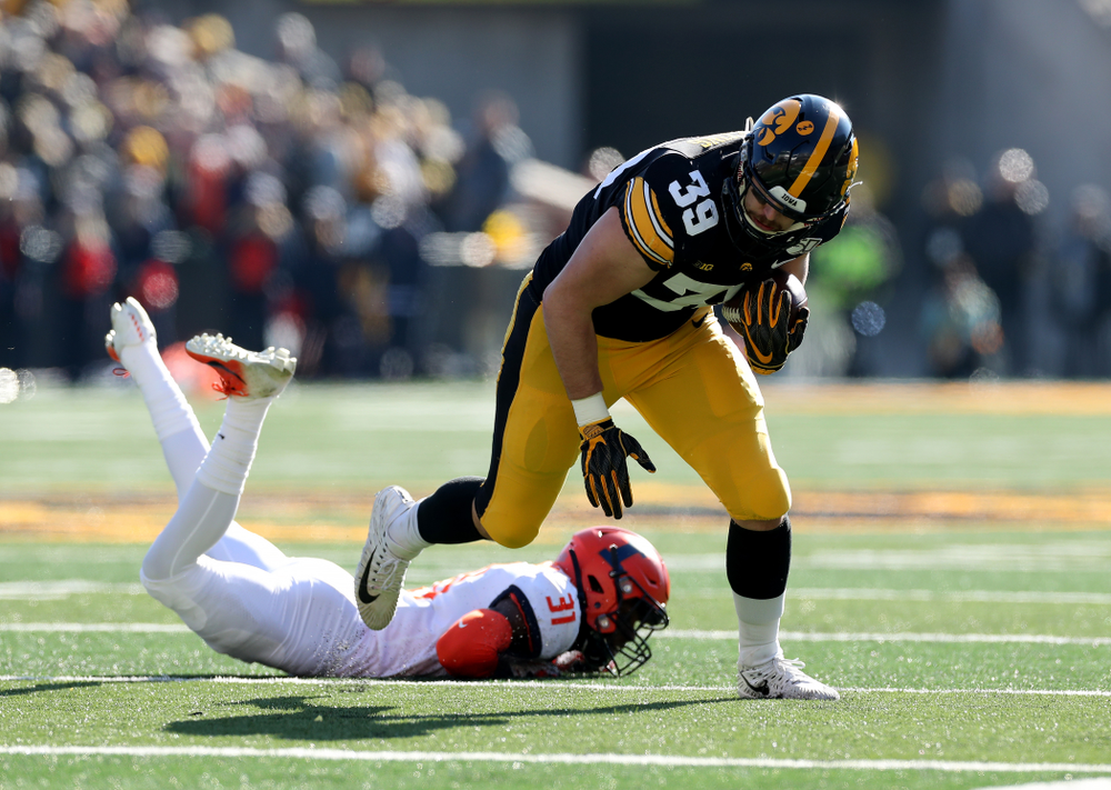 Iowa Hawkeyes tight end Nate Wieting (39) against the Illinois Fighting Illini Saturday, November 23, 2019 at Kinnick Stadium. (Brian Ray/hawkeyesports.com)