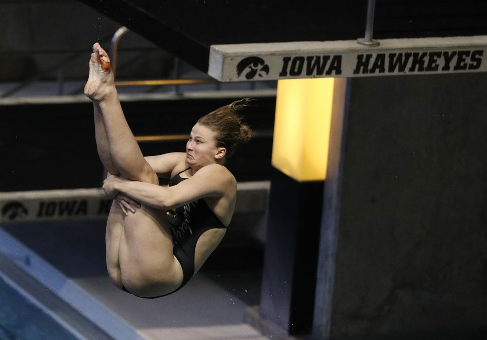 Claire Park competes on the 1 meter board Thursday, November 15, 2018 during the 2018 Hawkeye Invitational at the Campus Recreation and Wellness Center. (Brian Ray/hawkeyesports.com)