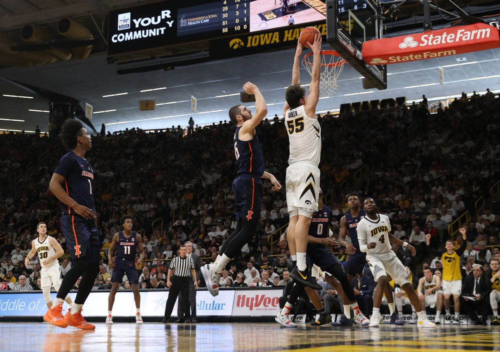 Iowa Hawkeyes forward Luka Garza (55) against the Illinois Fighting Illini Sunday, January 20, 2019 at Carver-Hawkeye Arena. (Brian Ray/hawkeyesports.com)