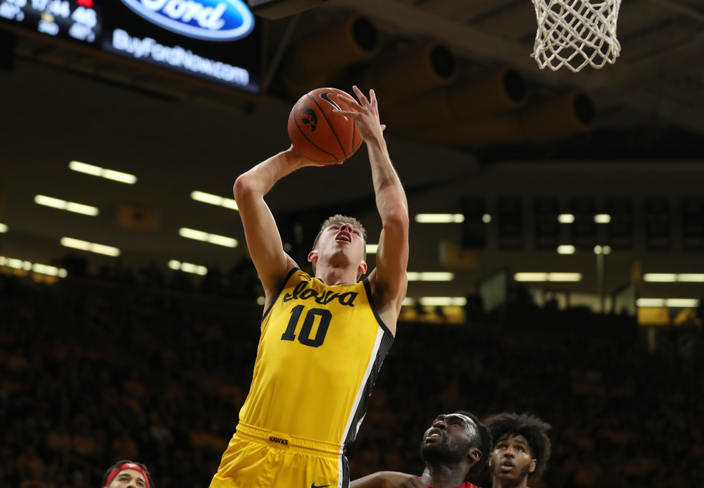 Iowa Hawkeyes guard Joe Wieskamp (10) goes to the hoop against the Rutgers Scarlet Knights Wednesday, January 22, 2020 at Carver-Hawkeye Arena. (Brian Ray/hawkeyesports.com)