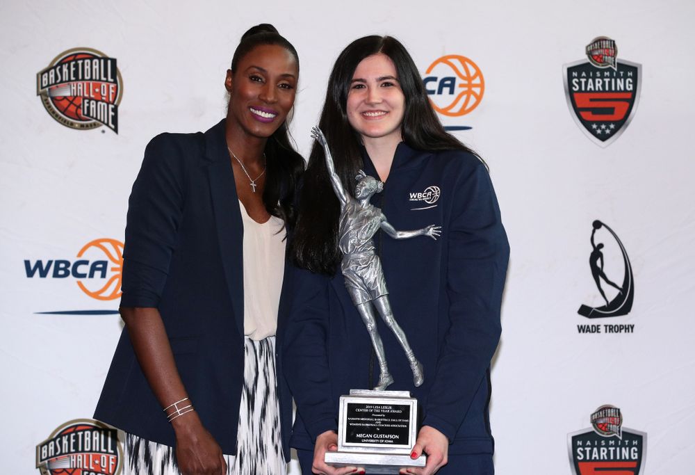 Iowa Hawkeyes forward Megan Gustafson (10) receives the Lisa Leslie Award as the country's top center from Lisa Leslie during a news conference Wednesday, April 4, 2018 at Amalie Arena in Tampa, FL. (Brian Ray/hawkeyesports.com)