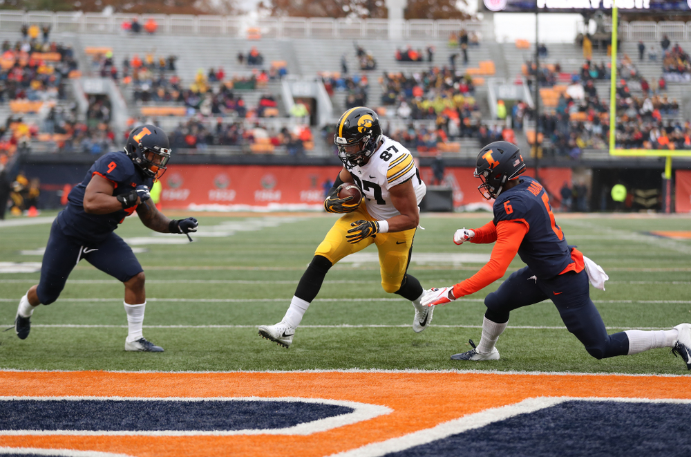 Iowa Hawkeyes tight end Noah Fant (87) against the Illinois Fighting Illini Saturday, November 17, 2018 at Memorial Stadium in Champaign, Ill. (Brian Ray/hawkeyesports.com)
