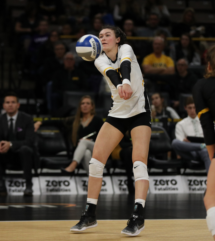Iowa Hawkeyes defensive specialist Halle Johnston (4) against the Ohio State Buckeyes Saturday, November 24, 2018 at Carver-Hawkeye Arena. (Brian Ray/hawkeyesports.com)