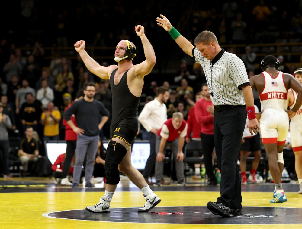 Iowa’s Alex Marinelli wrestles Nebraska’s Isaiah White at 165 pounds Saturday, January 18, 2020 at Carver-Hawkeye Arena. Marinelli won the match 4-3. (Brian Ray/hawkeyesports.com)
