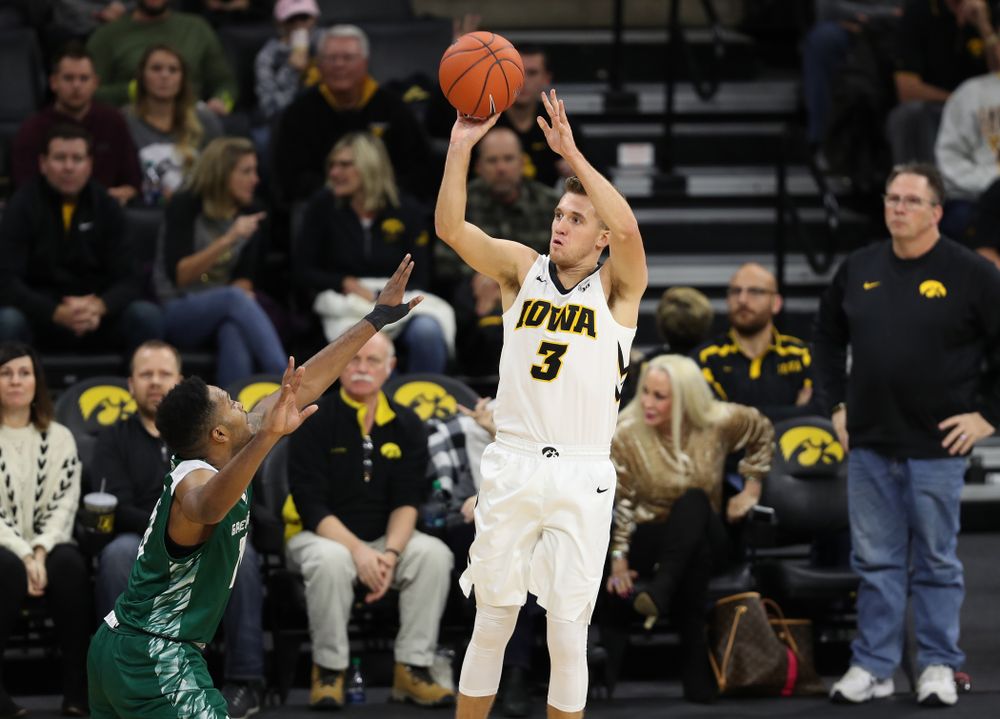 Iowa Hawkeyes guard Jordan Bohannon (3) against UW Green Bay Sunday, November 11, 2018 at Carver-Hawkeye Arena. (Brian Ray/hawkeyesports.com)