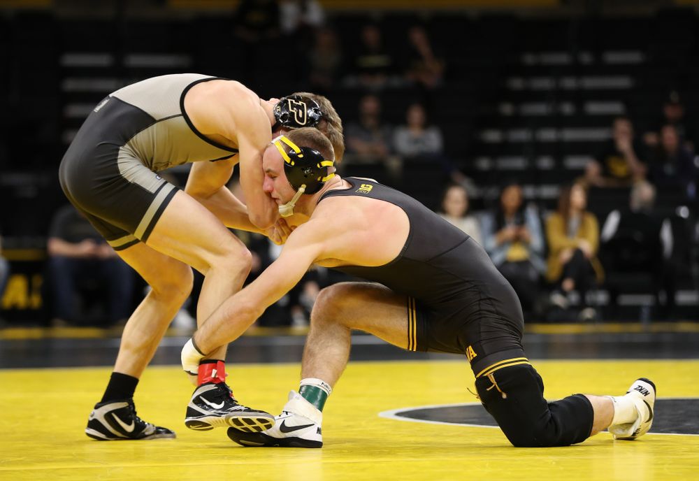 Iowa's Alex Marinelli wrestles Purdue's Cole Wysocki at 165 pounds Saturday, November 24, 2018 at Carver-Hawkeye Arena. (Brian Ray/hawkeyesports.com)
