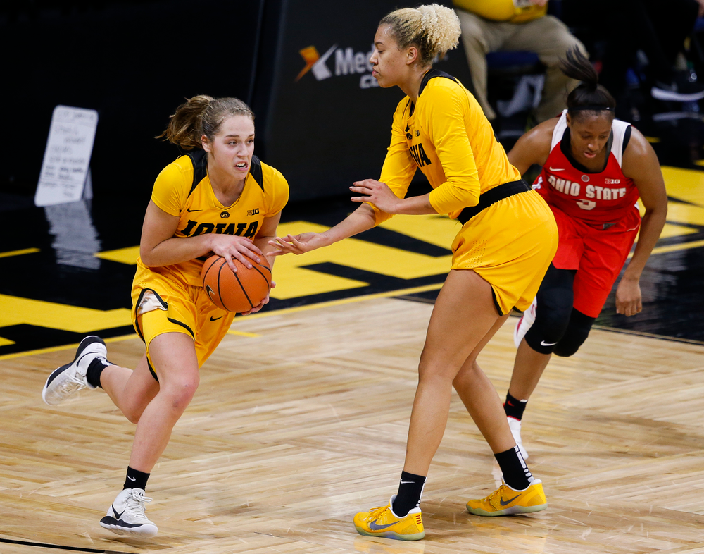 Iowa Hawkeyes guard Kathleen Doyle (22) takes a handoff from Iowa Hawkeyes forward Chase Coley (4) during a game against the Ohio State Buckeyes at Carver-Hawkeye Arena on January 25, 2018. (Tork Mason/hawkeyesports.com)