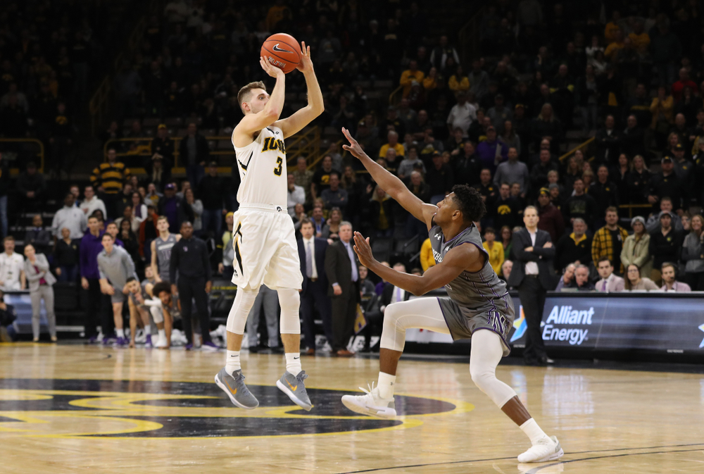 Iowa Hawkeyes guard Jordan Bohannon (3) makes the game winning three point basket against the Northwestern Wildcats Sunday, February 10, 2019 at Carver-Hawkeye Arena. (Brian Ray/hawkeyesports.com)