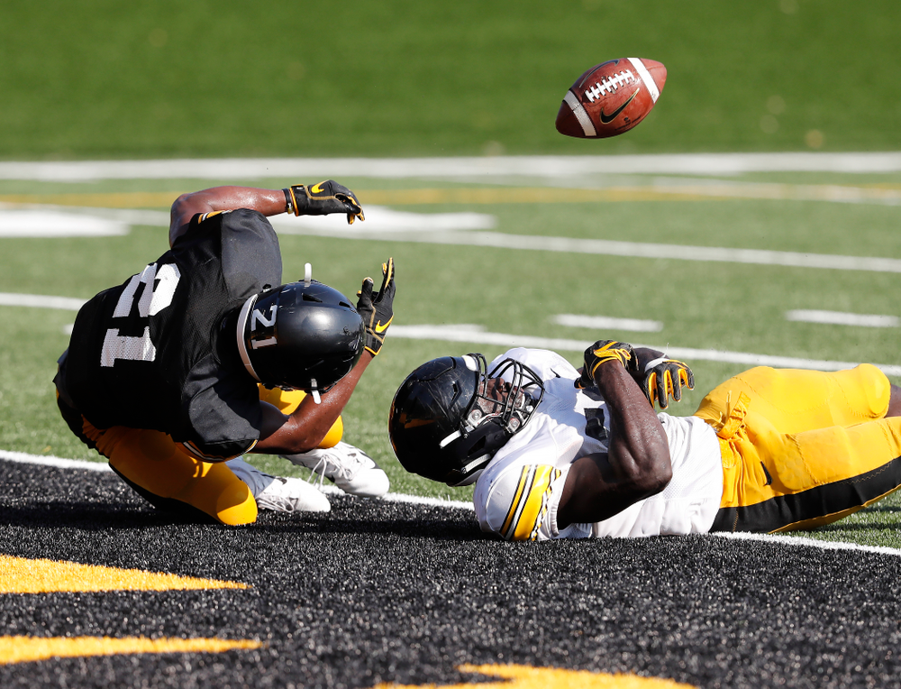 Iowa Hawkeyes running back Ivory Kelly-Martin (21) and linebacker Amani Jones (52) during camp practice No. 17 Wednesday, August 22, 2018 at the Kenyon Football Practice Facility. (Brian Ray/hawkeyesports.com)