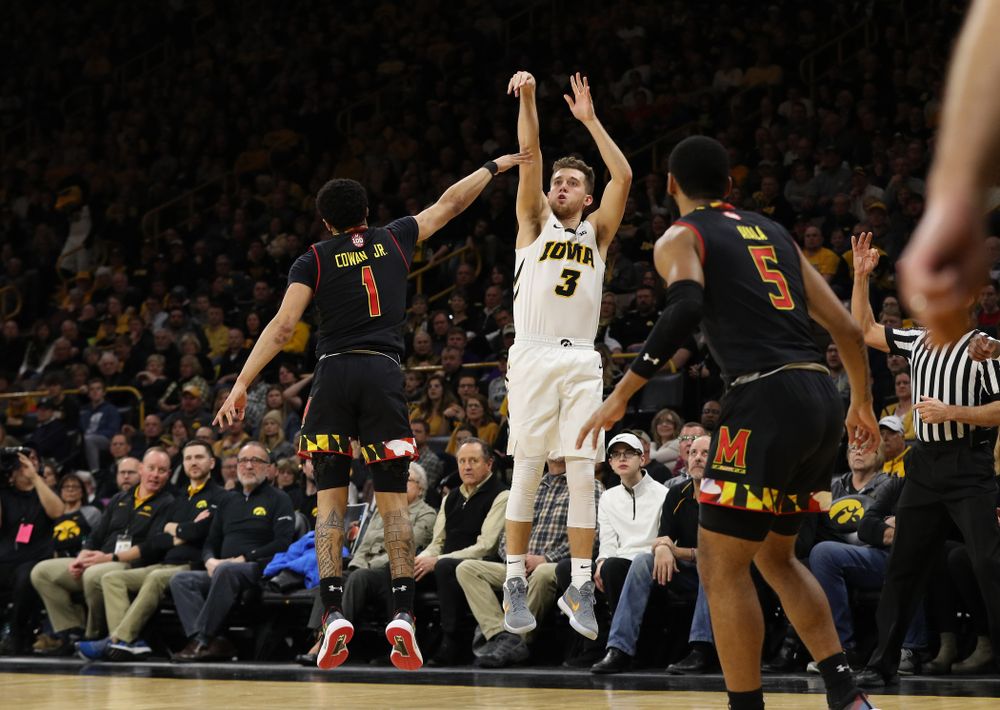 Iowa Hawkeyes guard Jordan Bohannon (3) against the Maryland Terapins Tuesday, February 19, 2019 at Carver-Hawkeye Arena. (Brian Ray/hawkeyesports.com)