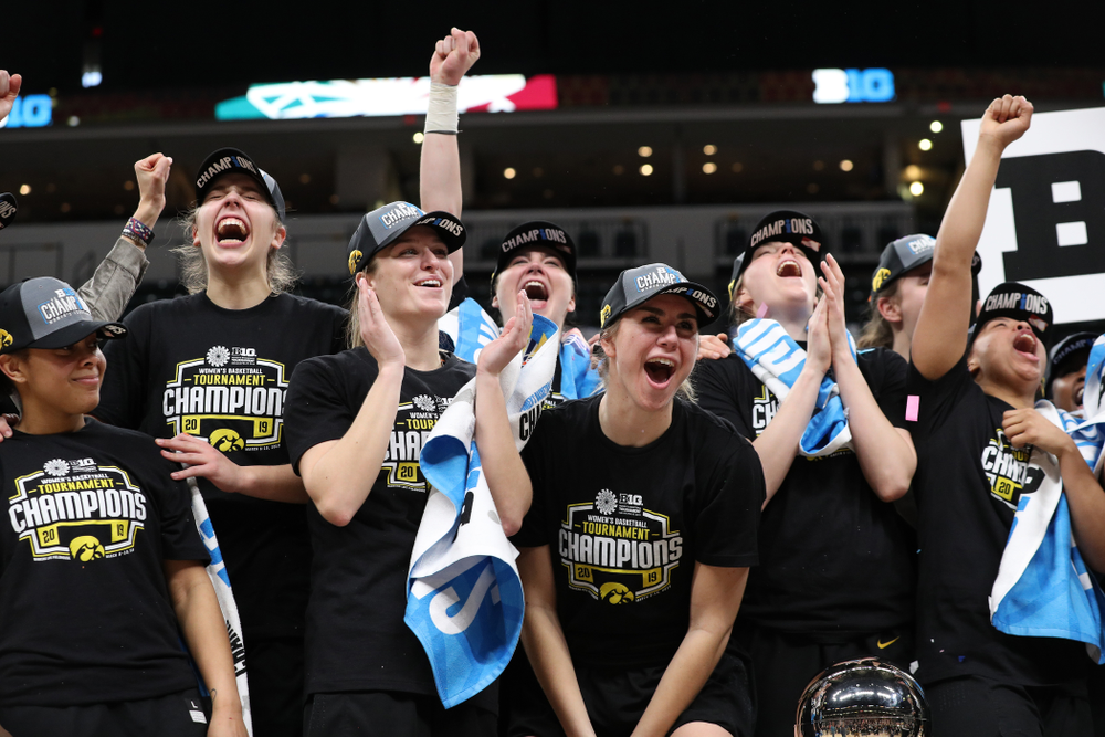 The Iowa Hawkeyes celebrate their win against the Maryland Terrapins Sunday, March 10, 2019 at Bankers Life Fieldhouse in Indianapolis, Ind. (Brian Ray/hawkeyesports.com)