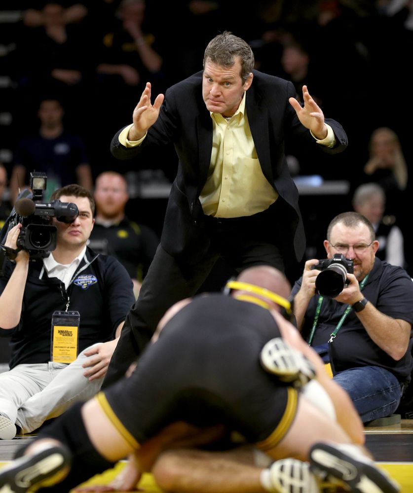 Iowa head coach Tom Brands yells to Alex Marinelli as he wrestles Ohio State’s Ethan Smith at 165 pounds Friday, January 24, 2020 at Carver-Hawkeye Arena. Marinelli won the match 14-10. (Brian Ray/hawkeyesports.com)