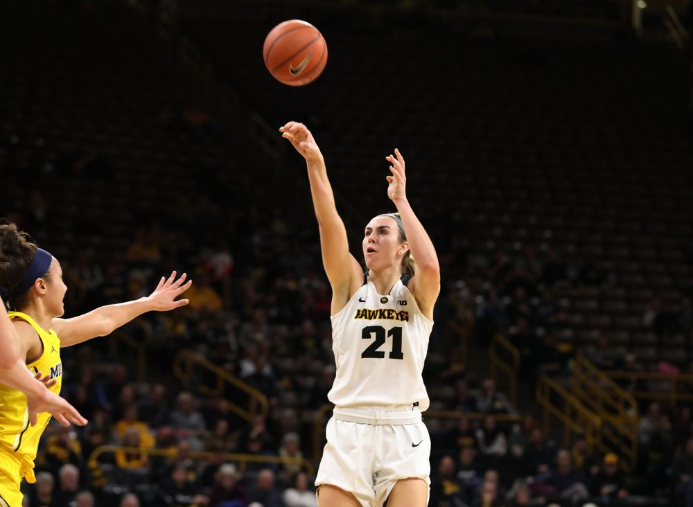 Iowa Hawkeyes forward Hannah Stewart (21) against the Michigan Wolverines Thursday, January 17, 2019 at Carver-Hawkeye Arena. (Brian Ray/hawkeyesports.com)