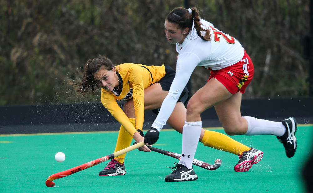 Iowa Hawkeyes defender Isabella Brown (10) passes the ball during a game against Maryland at Grant Field on October 14, 2018. (Tork Mason/hawkeyesports.com)