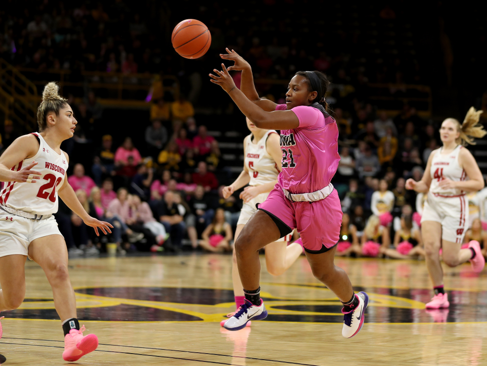 Iowa Hawkeyes guard Zion Sanders (21) against the Wisconsin Badgers Sunday, February 16, 2020 at Carver-Hawkeye Arena. (Brian Ray/hawkeyesports.com)