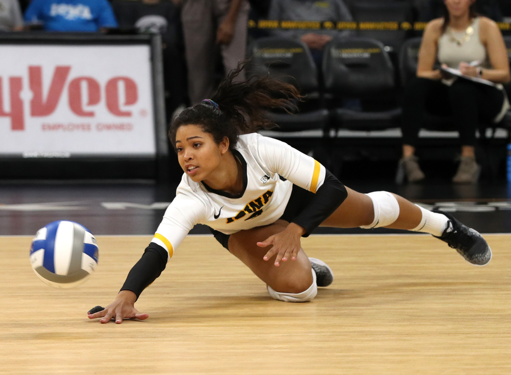 Iowa Hawkeyes setter Gabrielle Orr (7) against the Northwestern Wildcats Wednesday, October 24, 2018 at Carver-Hawkeye Arena. (Brian Ray/hawkeyesports.com)