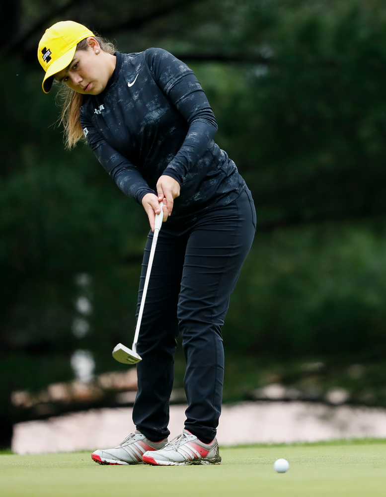 Iowa's Manuela Lizarazu putts during the final round of the Diane Thomason Invitational at Finkbine Golf Course on September 30, 2018. (Tork Mason/hawkeyesports.com)