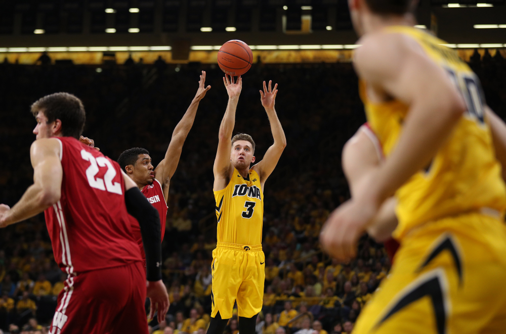 Iowa Hawkeyes guard Jordan Bohannon (3) against the Wisconsin Badgers Friday, November 30, 2018 at Carver-Hawkeye Arena. (Brian Ray/hawkeyesports.com)