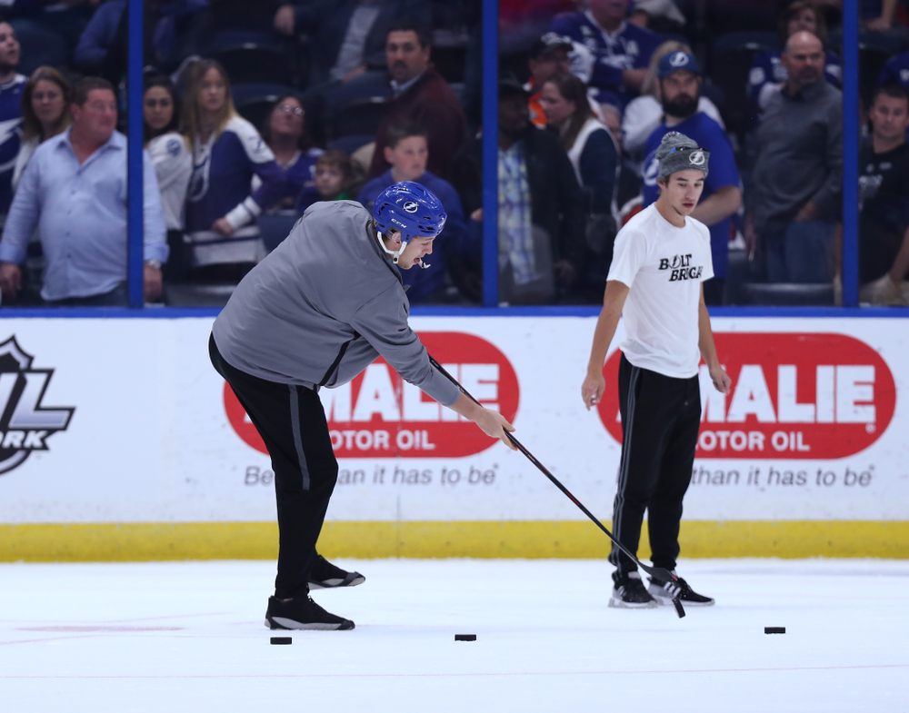 Iowa Hawkeyes tight end T.J. Hockenson (38) takes a shot during a contest against Mississippi State during the first intermission of the Tampa Bay Lightning game Thursday, December 27, 2018 at Amalie Arena. (Brian Ray/hawkeyesports.com)