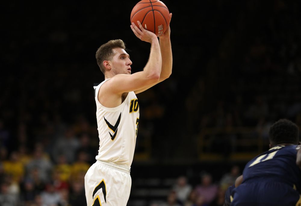 Iowa Hawkeyes guard Jordan Bohannon (3) against the Pitt Panthers Tuesday, November 27, 2018 at Carver-Hawkeye Arena. (Brian Ray/hawkeyesports.com)