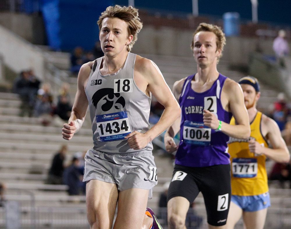 Iowa's Daniel Murphy runs the men's 5000 meter event during the first day of the Drake Relays at Drake Stadium in Des Moines on Thursday, Apr. 25, 2019. (Stephen Mally/hawkeyesports.com)