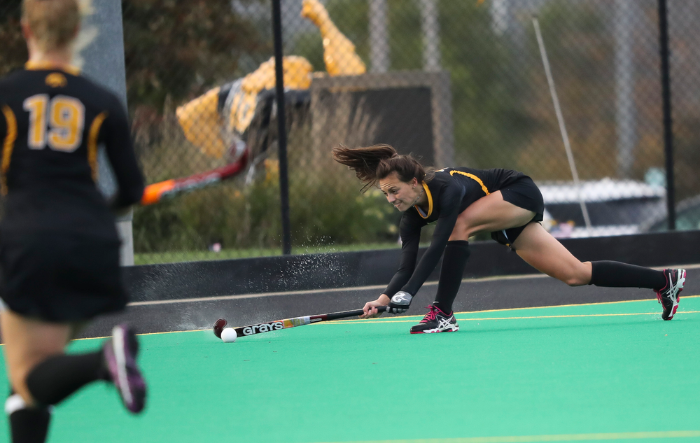 Iowa Hawkeyes defender Isabella Brown (10) passes the ball during a game against No. 6 Penn State at Grant Field on October 12, 2018. (Tork Mason/hawkeyesports.com)
