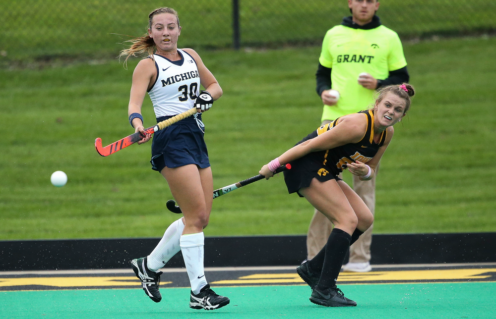 Iowa Hawkeyes forward Madeleine Murphy (26) passes the ball during a game against Michigan at Grant Field on October 5, 2018. (Tork Mason/hawkeyesports.com)