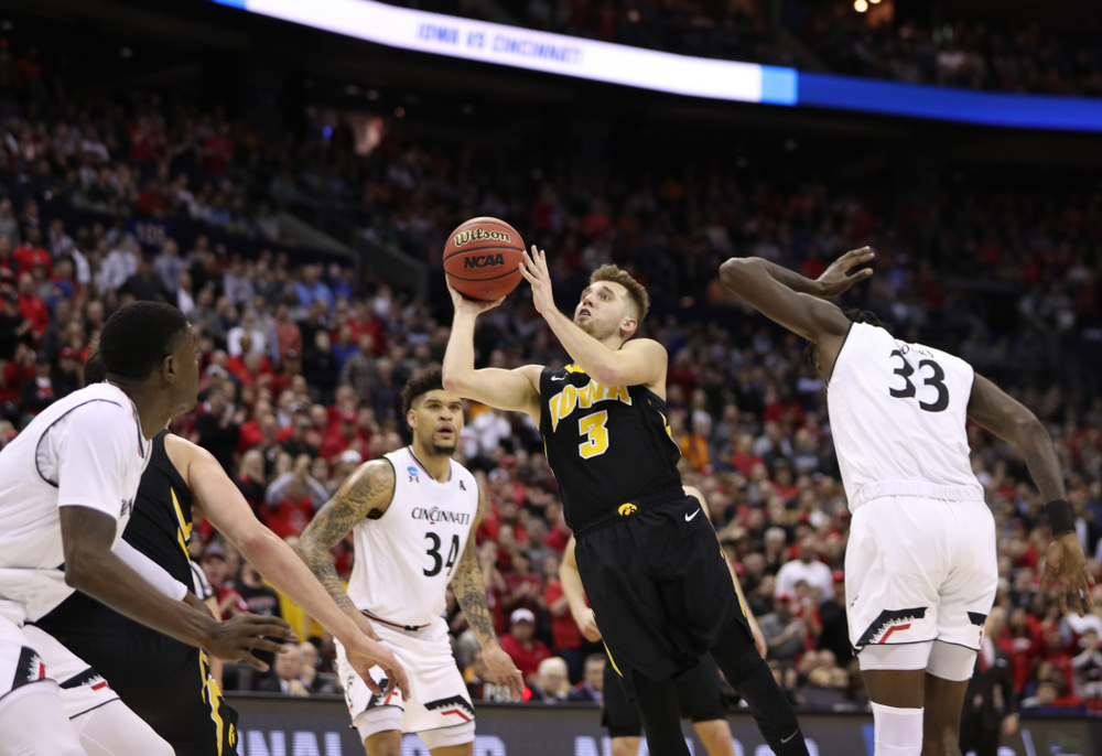 Iowa Hawkeyes guard Jordan Bohannon (3) against the Cincinnati Bearcats in the first round of the 2019 NCAA Men's Basketball Tournament Friday, March 22, 2019 at Nationwide Arena in Columbus, Ohio. (Brian Ray/hawkeyesports.com)