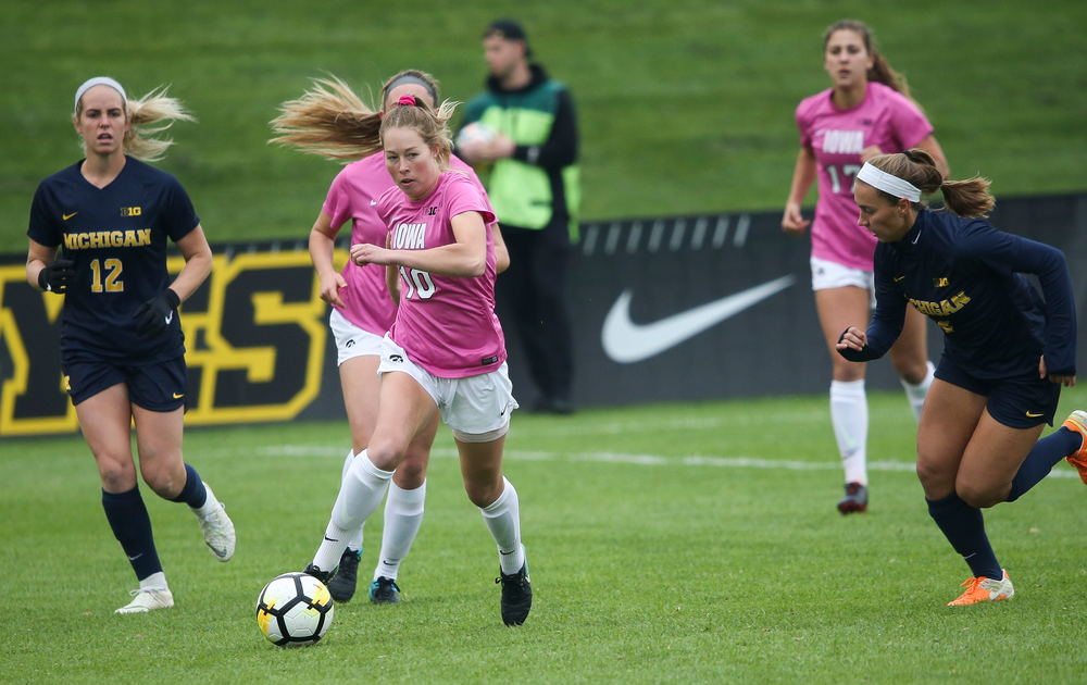 Iowa Hawkeyes midfielder Natalie Winters (10) dribbles the ball during a game against Michigan at the Iowa Soccer Complex on October 14, 2018. (Tork Mason/hawkeyesports.com)