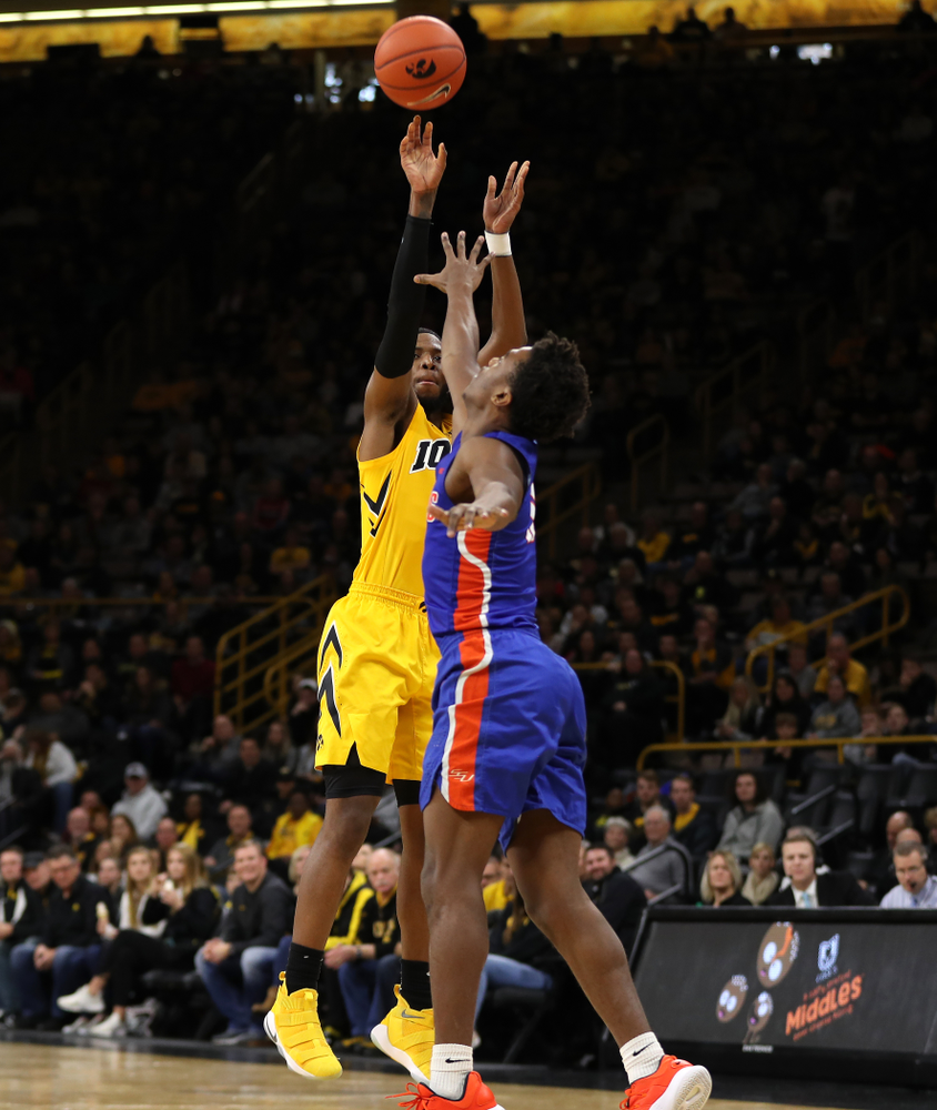 Iowa Hawkeyes guard Isaiah Moss (4) against the Savannah State Tigers Saturday, December 22, 2018 at Carver-Hawkeye Arena. (Brian Ray/hawkeyesports.com)