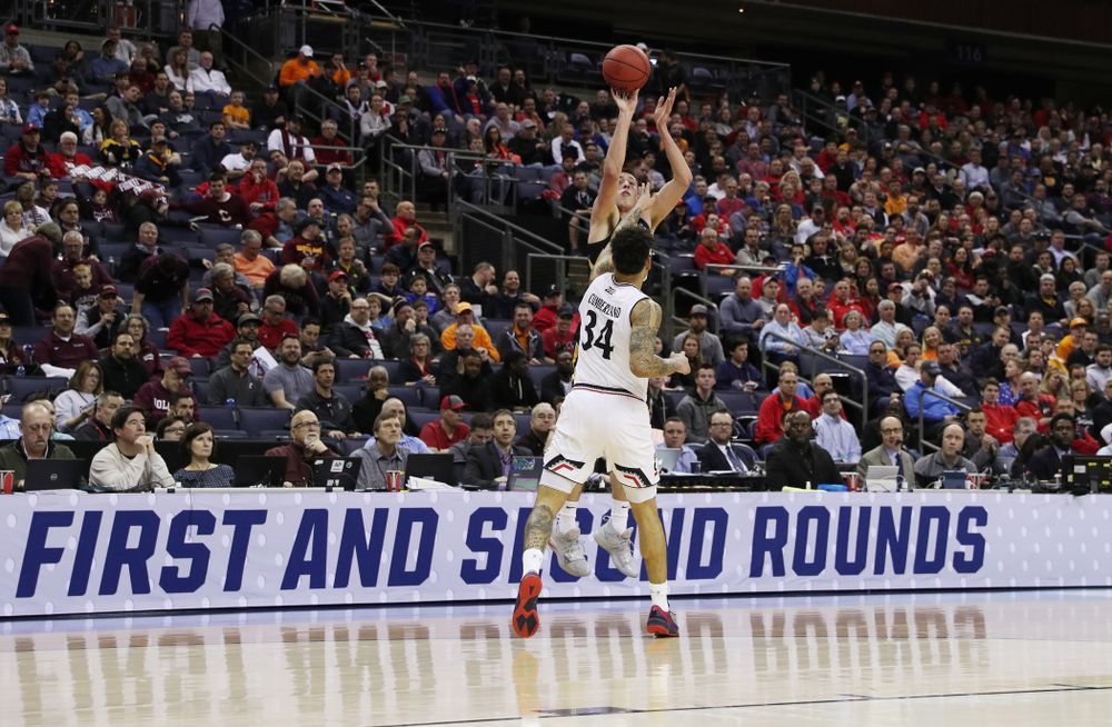 Iowa Hawkeyes guard Joe Wieskamp (10) against the Cincinnati Bearcats in the first round of the 2019 NCAA Men's Basketball Tournament Friday, March 22, 2019 at Nationwide Arena in Columbus, Ohio. (Brian Ray/hawkeyesports.com)