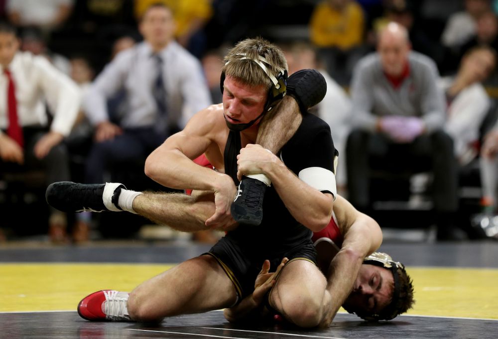 IowaÕs Max Murin wrestles WisconsinÕs Tristan Moran at 141 pounds Sunday, December 1, 2019 at Carver-Hawkeye Arena. Murin won the match 3-2. (Brian Ray/hawkeyesports.com)
