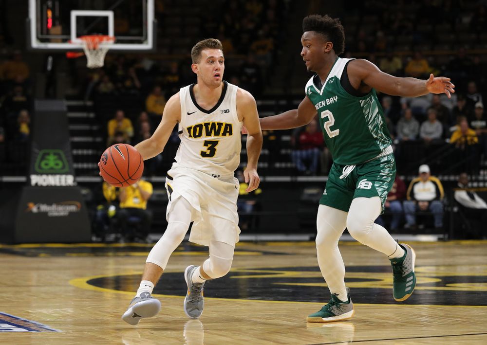 Iowa Hawkeyes guard Jordan Bohannon (3) against UW Green Bay Sunday, November 11, 2018 at Carver-Hawkeye Arena. (Brian Ray/hawkeyesports.com)