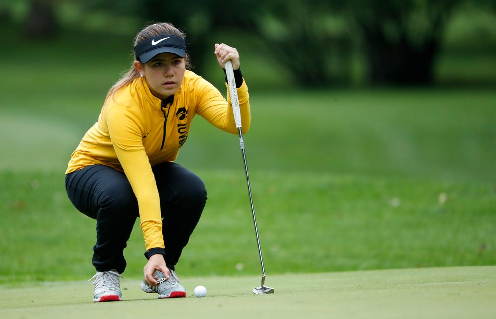 Iowa's Manuela Lizarazu lines up a putt during the Diane Thomason Invitational at Finkbine Golf Course on September 29, 2018. (Tork Mason/hawkeyesports.com)