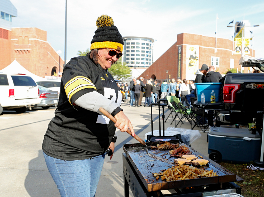 Fans tailgate before the game at Kinnick Stadium in Iowa City on Saturday, Oct 12, 2019. (Stephen Mally/hawkeyesports.com)