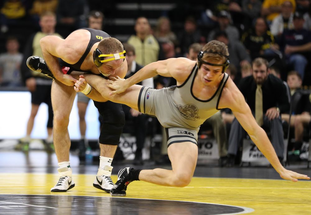 Iowa's Alex Marinelli wrestles Purdue's Cole Wysocki at 165 pounds Saturday, November 24, 2018 at Carver-Hawkeye Arena. (Brian Ray/hawkeyesports.com)