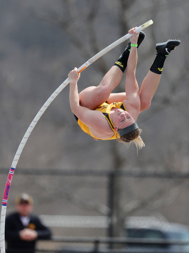 Iowa's Amy Smith competes in the Pole Vault during the 2018 MUSCO Twilight Invitational Thursday, April 12, 2018 at the Cretzmeyer Track. (Brian Ray/hawkeyesports.com)