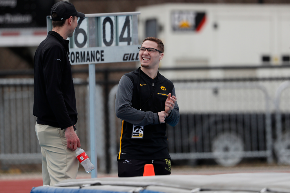 Iowa Wrestling's Spencer Lee works the high jump as he volunteers during the 2018 MUSCO Twilight Invitational Thursday, April 12, 2018 at the Cretzmeyer Track. (Brian Ray/hawkeyesports.com)
