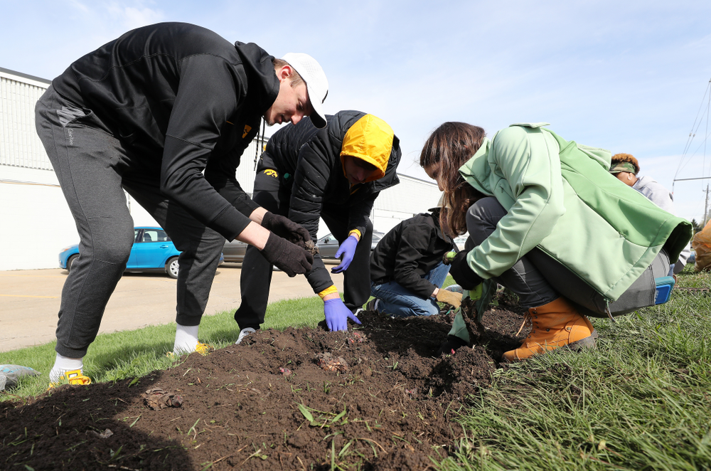 Members fo the Iowa MenÕs Basketball team volunteer with the South District Neighborhood Clean-up during the annual Iowa Athletics Day of Caring Sunday, April 28, 2019 in Iowa City. (Brian Ray/hawkeyesports.com)
