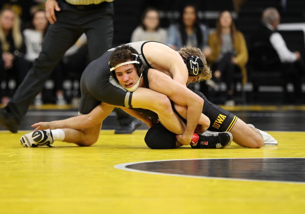Iowa's Perez Perez wrestles Purdue's Devin Shroder at 125 pounds Saturday, November 24, 2018 at Carver-Hawkeye Arena. (Brian Ray/hawkeyesports.com)