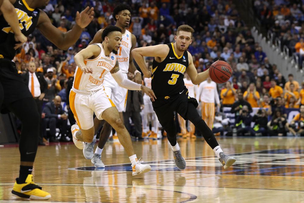 Iowa Hawkeyes guard Jordan Bohannon (3) against the Tennessee Volunteers in the second round of the 2019 NCAA Men's Basketball Tournament Sunday, March 24, 2019 at Nationwide Arena in Columbus, Ohio. (Brian Ray/hawkeyesports.com)