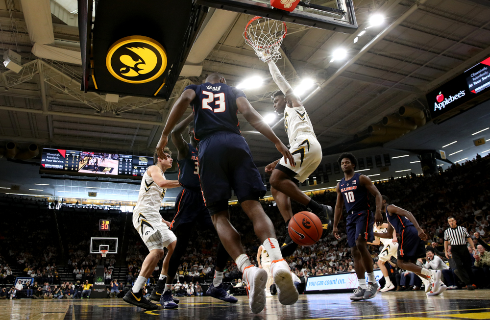 Iowa Hawkeyes forward Tyler Cook (25) dunks the ball against the Illinois Fighting Illini Sunday, January 20, 2019 (Brian Ray/hawkeyesports.com)
