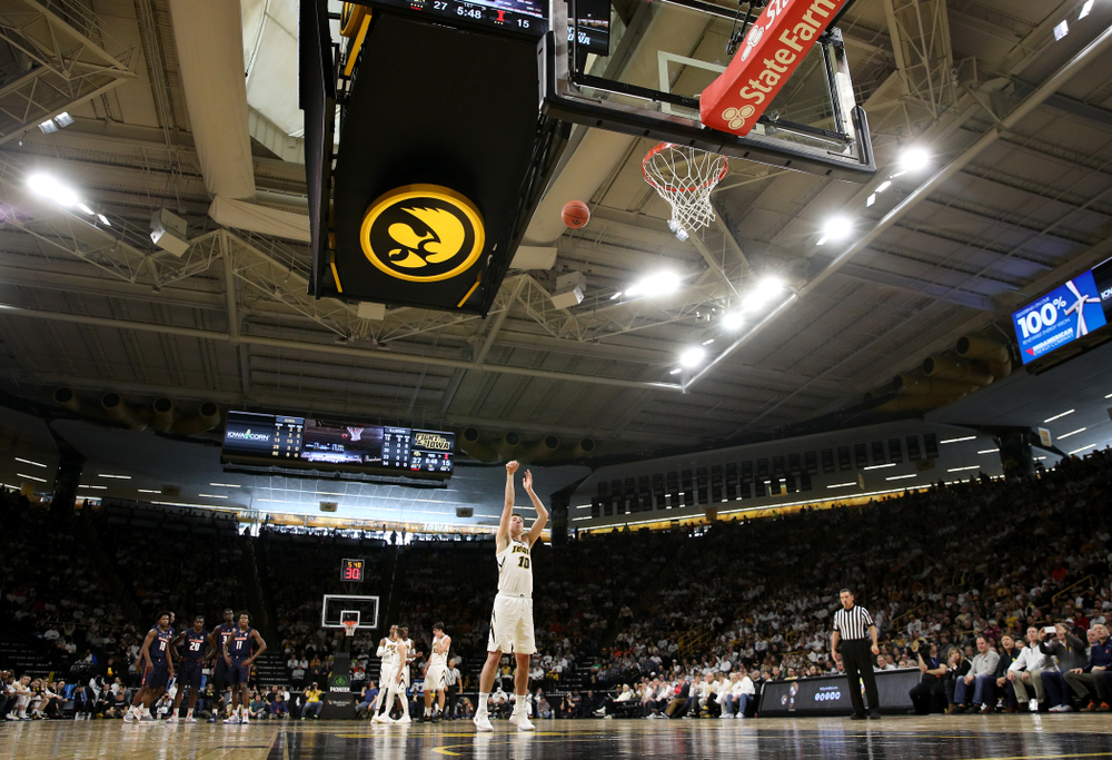 Iowa Hawkeyes guard Joe Wieskamp (10) shoots a free throw after a flagrant one foul against the Illinois Fighting Illini Sunday, January 20, 2019 (Brian Ray/hawkeyesports.com)