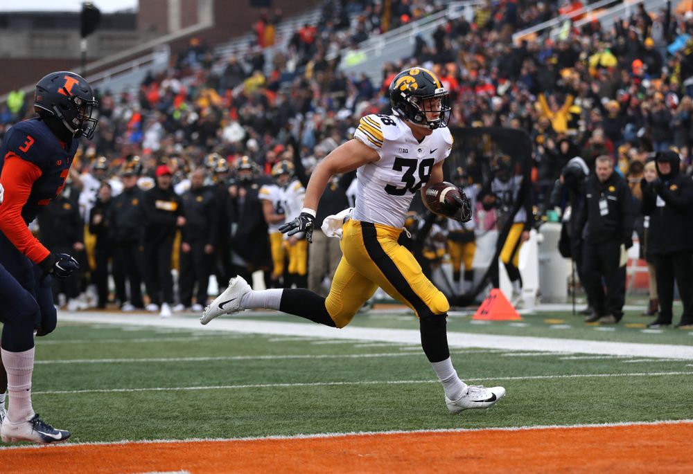 Iowa Hawkeyes tight end T.J. Hockenson (38) against the Illinois Fighting Illini Saturday, November 17, 2018 at Memorial Stadium in Champaign, Ill. (Brian Ray/hawkeyesports.com)