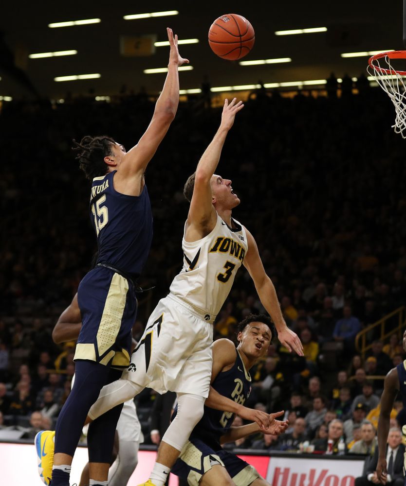 Iowa Hawkeyes guard Jordan Bohannon (3) against the Pitt Panthers Tuesday, November 27, 2018 at Carver-Hawkeye Arena. (Brian Ray/hawkeyesports.com)
