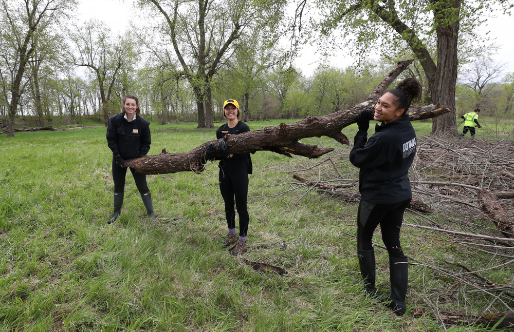 Members of the WomenÕs Soccer team volunteer with the Iowa City Public Works department along the Iowa River during the annual Iowa Athletics Day of Caring Sunday, April 28, 2019 in Iowa City. (Brian Ray/hawkeyesports.com)