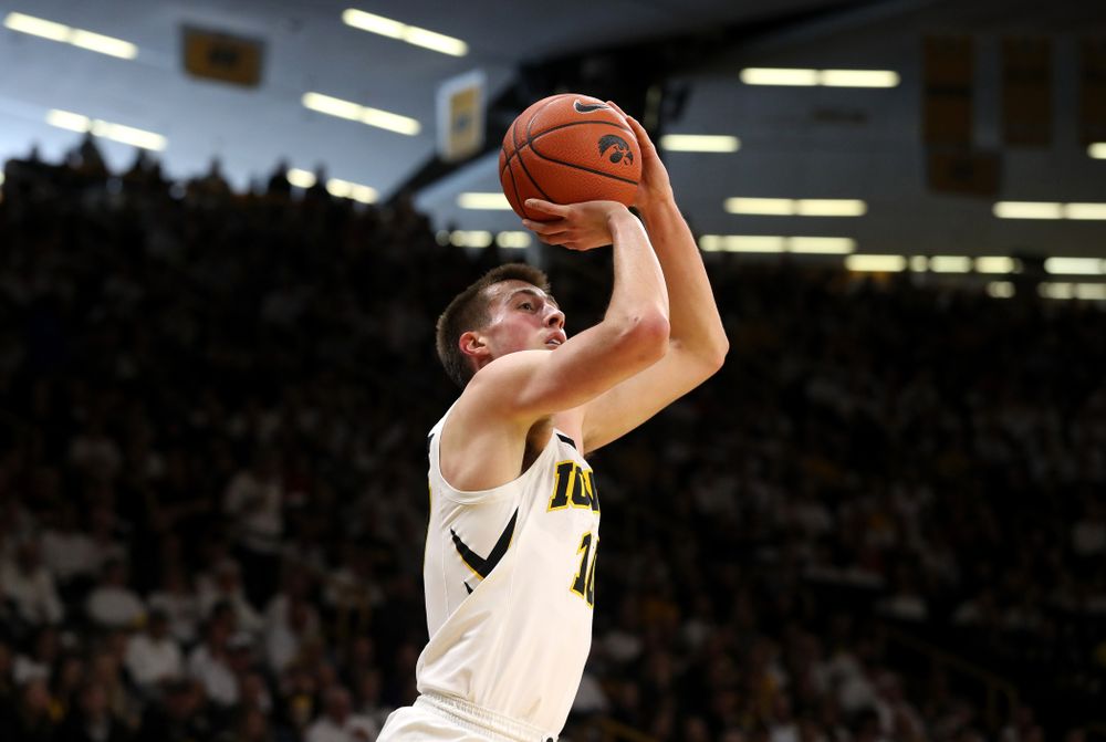 Iowa Hawkeyes guard Joe Wieskamp (10) knocks down a three point basket against the Illinois Fighting Illini Sunday, January 20, 2019 (Brian Ray/hawkeyesports.com)