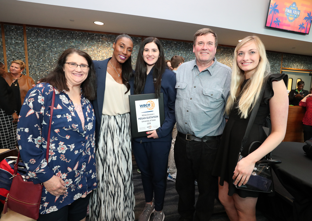 Iowa Hawkeyes forward Megan Gustafson (10) poses for photos with Lisa Leslie after winning the WBCA Lisa Leslie Award Wednesday, April 4, 2018 at Amalie Arena in Tampa, FL. (Brian Ray/hawkeyesports.com)