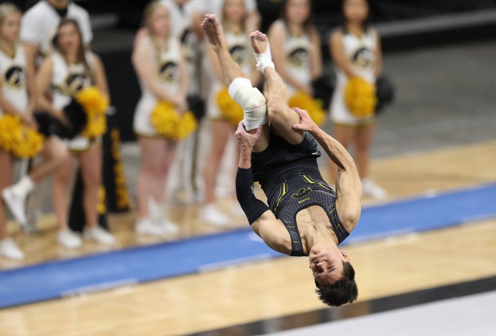 Iowa's Evan Davis competes on the floor against Oklahoma Saturday, February 9, 2019 at Carver-Hawkeye Arena. (Brian Ray/hawkeyesports.com)